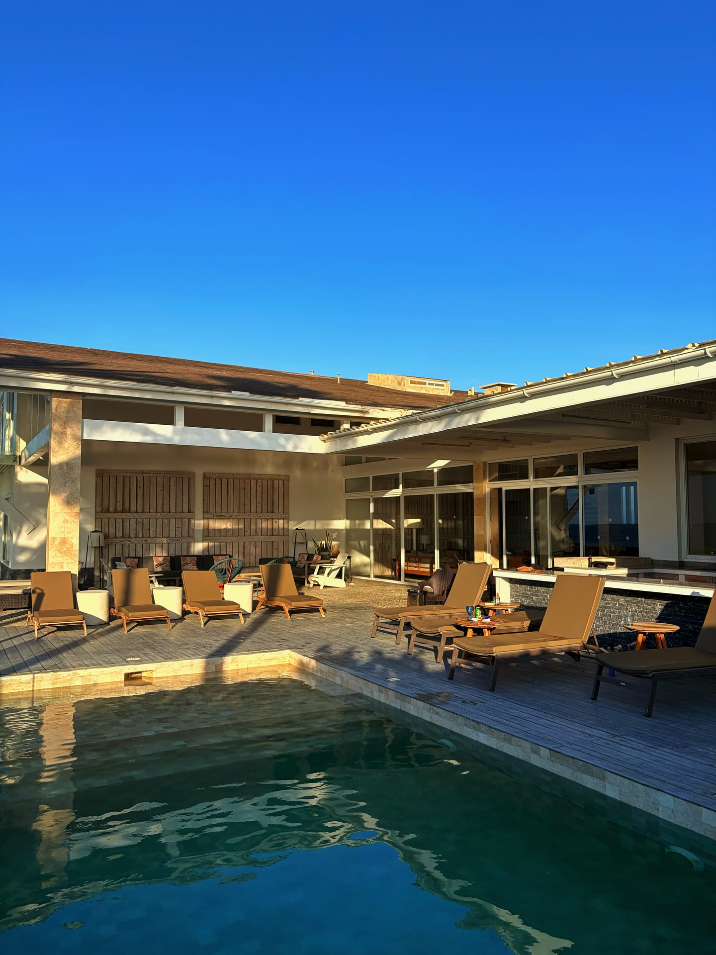 Deck y piscina del alojamiento