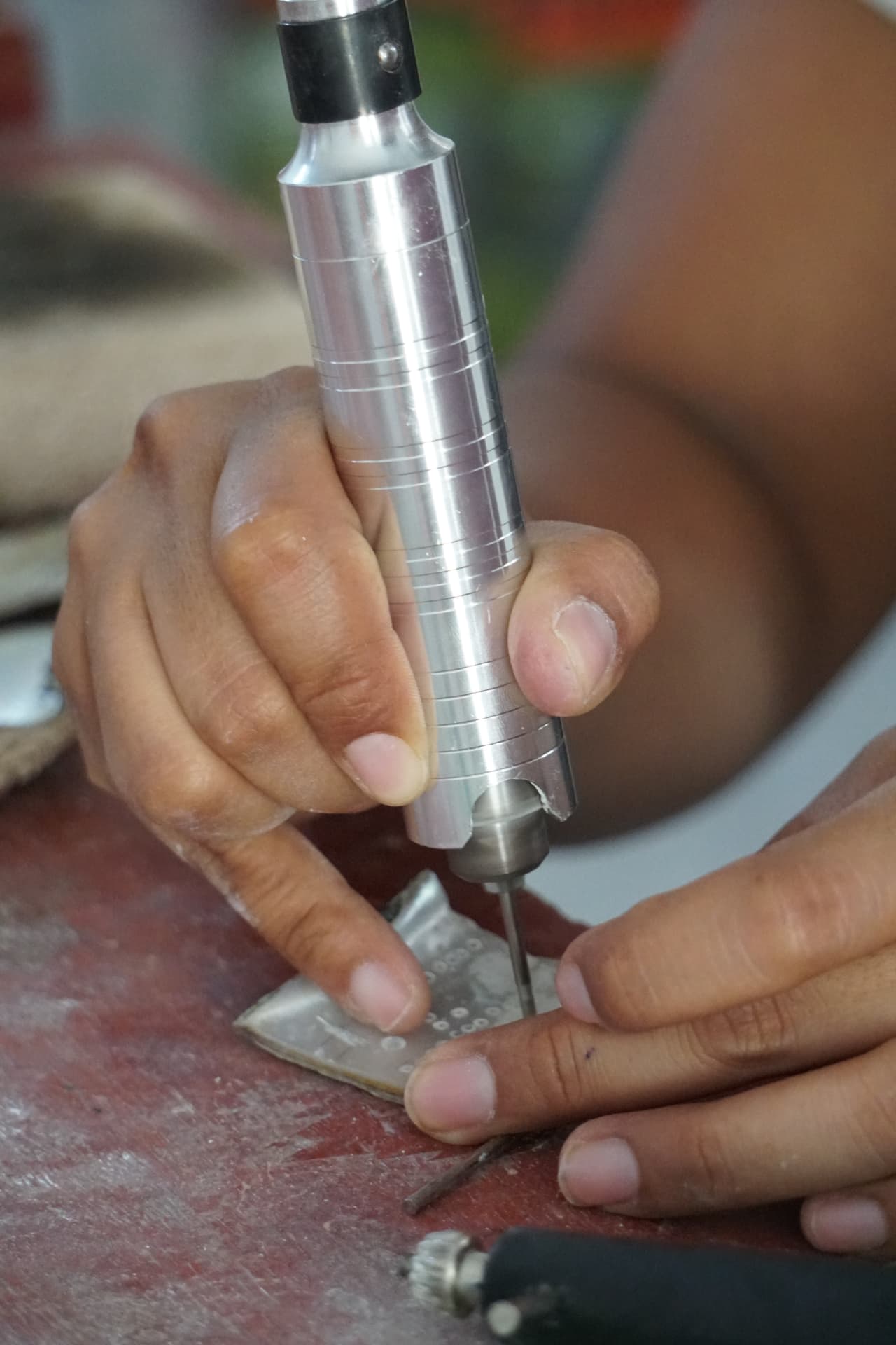 Proceso artesanal: calado y pulido en el taller de mujeres artesanas.