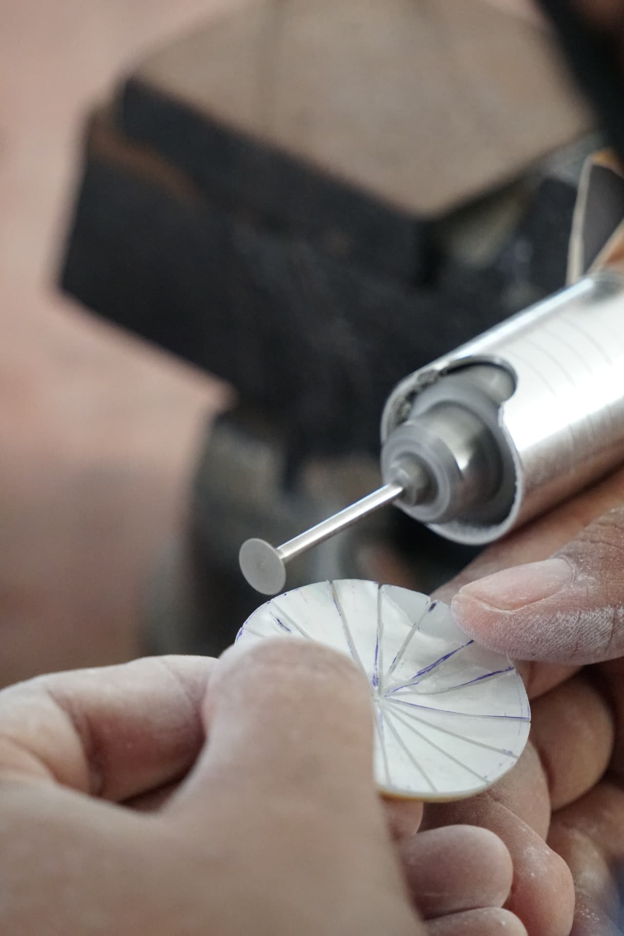 El taller: cada pieza se marca y se talla a mano.