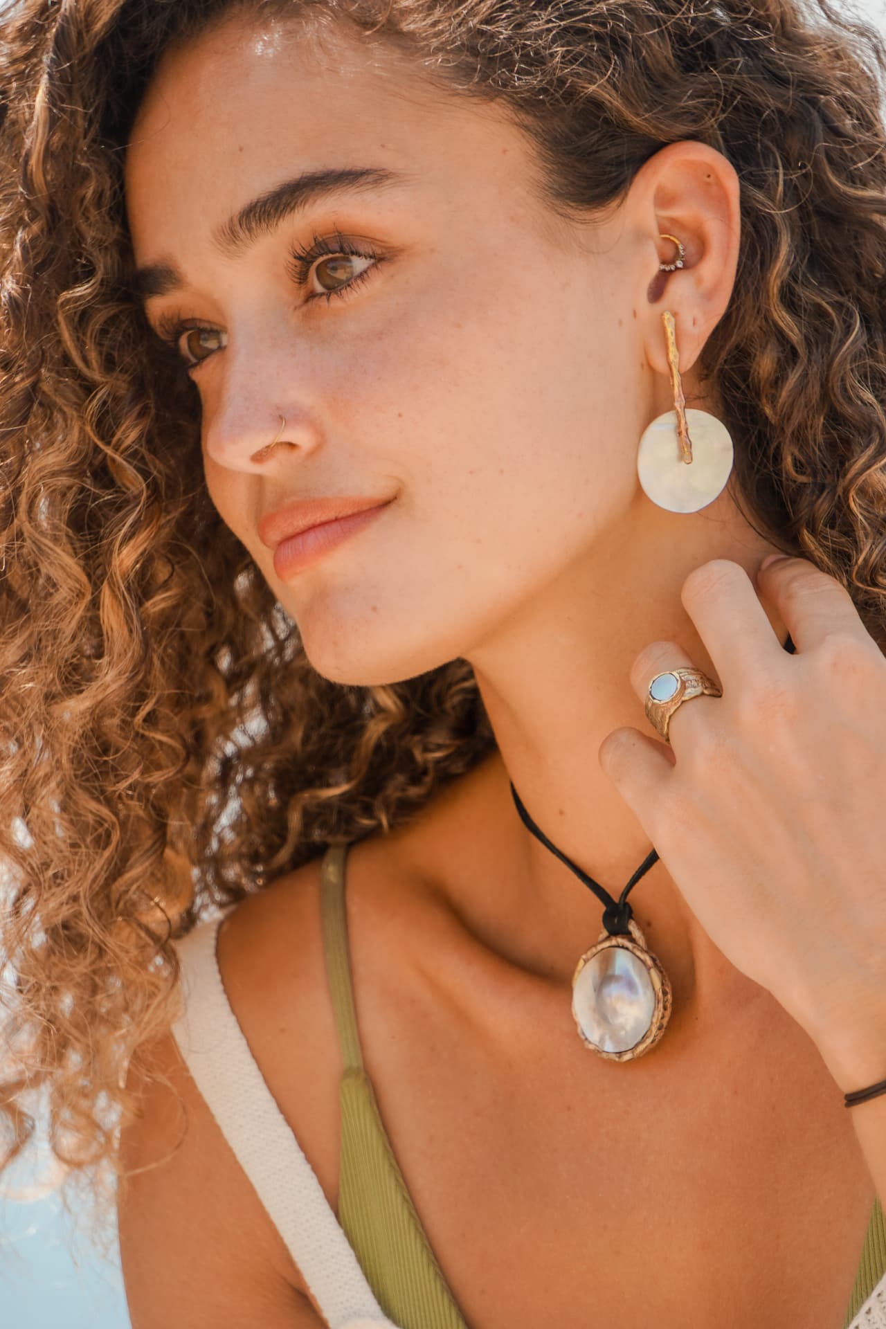 La joya puesta: perlas cultivadas del Perú sobre piel.